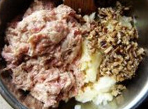 香菇猪肉白菜馄饨,将白菜末及香菇末放入步骤3中拌好的肉糜里，搅拌均匀