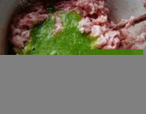 香菇猪肉白菜馄饨,将姜葱切末入料理机打成葱姜汁，调入肉糜中，顺一个方向搅打均匀
