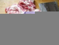 香菇猪肉白菜馄饨,<a style='color:red;display:inline-block;' href='/shicai/ 414'>猪肉</a>洗净后，剁成肉糜，倒入<a style='color:red;display:inline-block;' href='/shicai/ 718'>料酒</a>，拌匀后，静置5分钟