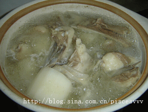 鱼羊一锅鲜 ,用勺子撇去浮沫，倒入<a style='color:red;display:inline-block;' href='/shicai/ 718'>料酒</a>，少许白醋