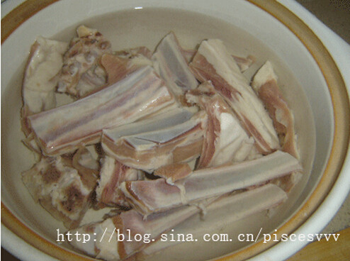 鱼羊一锅鲜 ,羊肉放入水中浸泡，换几次水，取出后切成小块放入砂锅中，倒入冷水；