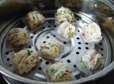 迷你香葱花卷,排入蒸锅内饧发半小时，后用冷水蒸制10分钟即可