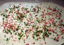 迷你香葱花卷,香<a style='color:red;display:inline-block;' href='/shicai/ 3250'>葱</a>及<a style='color:red;display:inline-block;' href='/shicai/ 437'>火腿肠</a>切细末，均匀撒在面片上