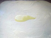 迷你香葱花卷,将面团擀成长方形面片，刷上一层油