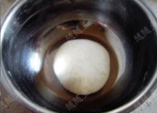 迷你香葱花卷,将面粉置于盆中，放入白砂糖，将酵母水倒入粉中，揉成光滑面团，静置30分钟