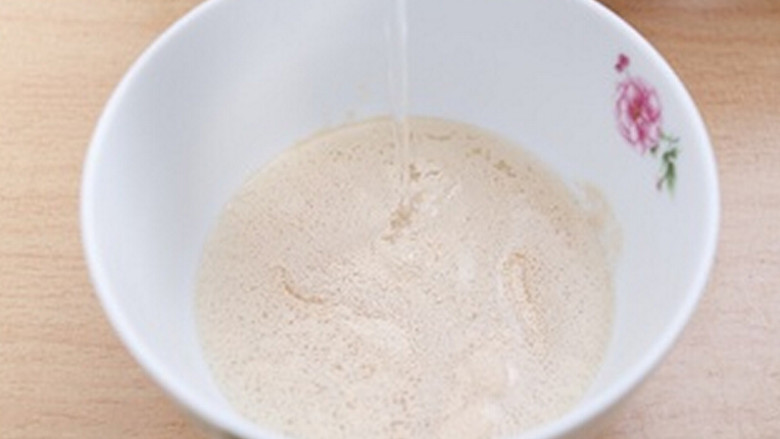 迷你香葱花卷,将酵母置于温水中化开，静置几分钟，待酵母融化