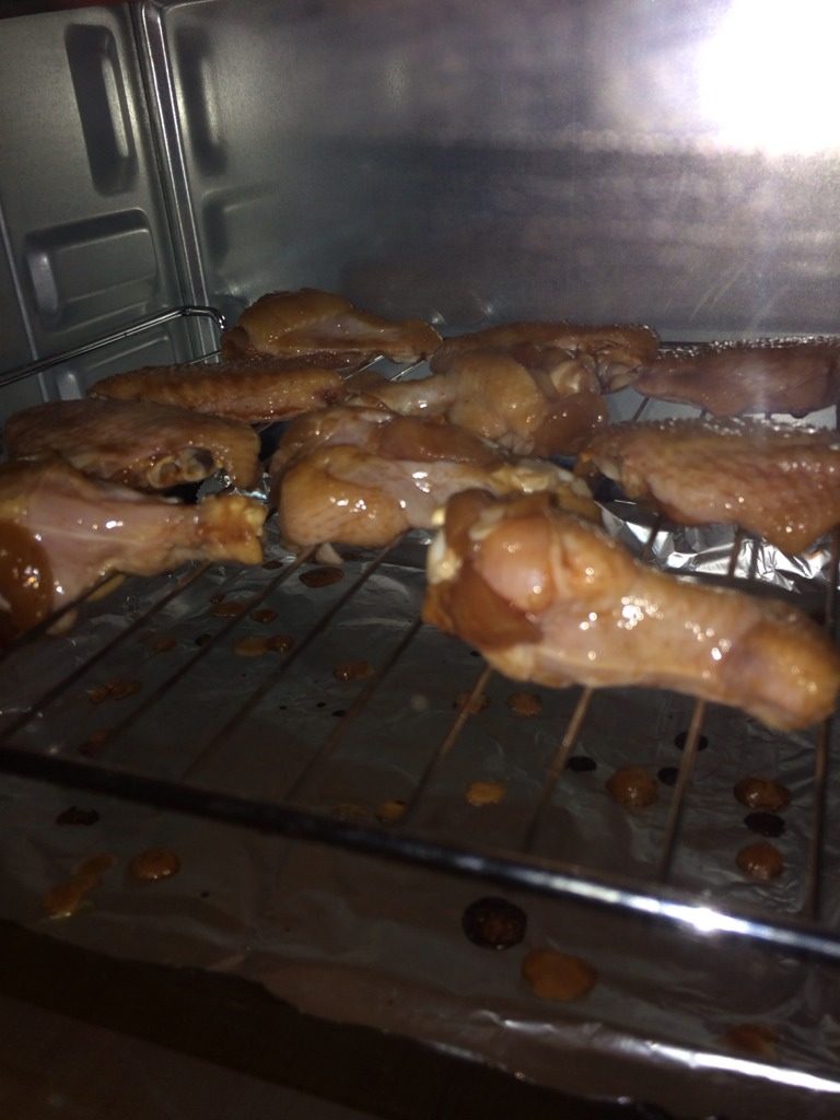 烤翅,预热140度2分钟。烤十分钟左右，拿出来刷一层蜂蜜，再烤十分钟，在刷一次在烤五分钟就ok