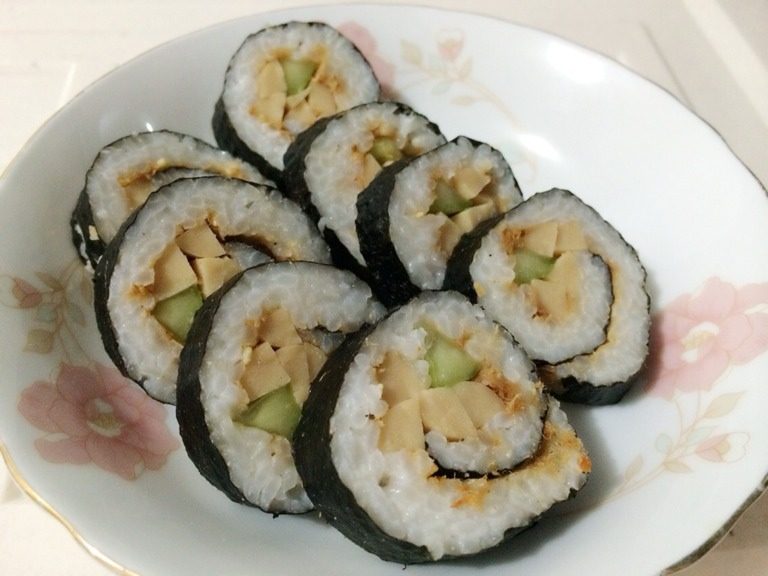 美味寿司～简易版,把整片<a style='color:red;display:inline-block;' href='/shicai/ 279'>海苔</a>平放在寿司帘上面，蒸好的米饭滴点食醋，白糖拌匀，平铺在<a style='color:red;display:inline-block;' href='/shicai/ 279'>海苔</a>上，