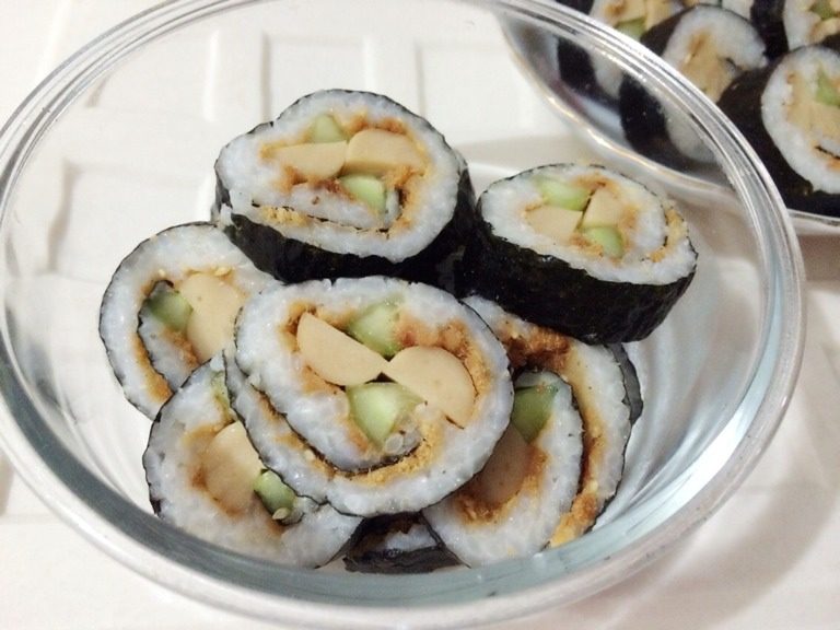 美味寿司～简易版,<a style='color:red;display:inline-block;' href='/shicai/ 432'>肉松</a>均匀平铺在米饭上，加入切好的<a style='color:red;display:inline-block;' href='/shicai/ 54'>黄瓜</a>，<a style='color:red;display:inline-block;' href='/shicai/ 438'>火腿</a>，拉紧寿司帘，慢慢的卷起来，捏紧，然后轻轻的把寿司帘拿出来，在用力裹紧，最后用寿司刀，切厚片，即可食用！