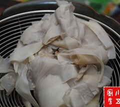 莲花露,转中火煮3-5分钟左右,捞起,弃之不用
