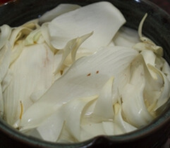 莲花露,莲花将花瓣摘下,用清水充分浸泡后,再洗净