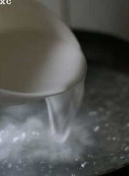 杂果甜羹,糯米粉加少许水调成粉水,倒入锅中,搅开