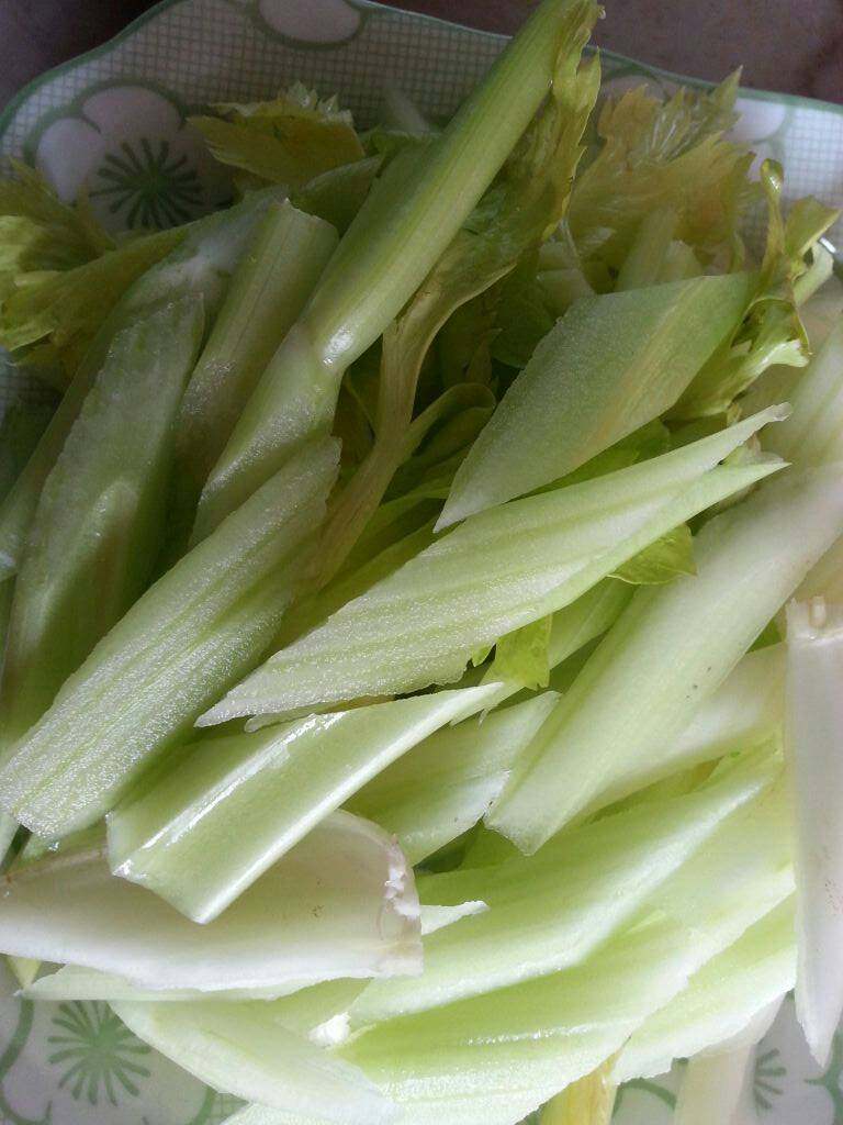 芹菜炒肉片,芹菜洗净再刮开表面层丝、再切一段段备用