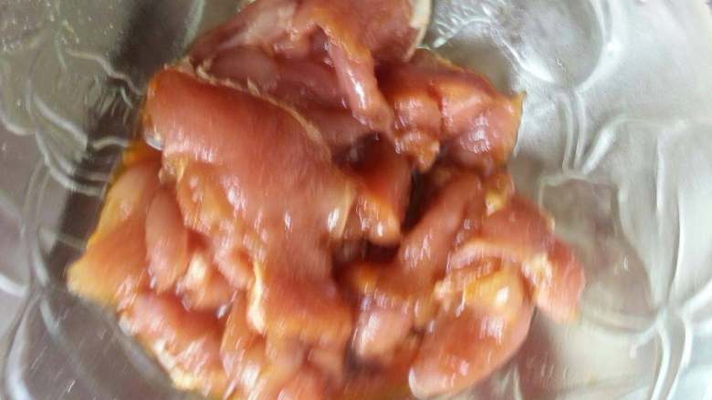 芹菜炒肉片,瘦肉切片用生抽1勺、淀粉少量、盐1勺腌制10分钟