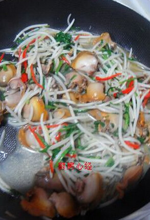 韭菜豆芽爆炒蛤蜊,烹入<a style='color:red;display:inline-block;' href='/shicai/ 718'>料酒</a>，加入盐，迅速炒匀，10秒钟左右出锅