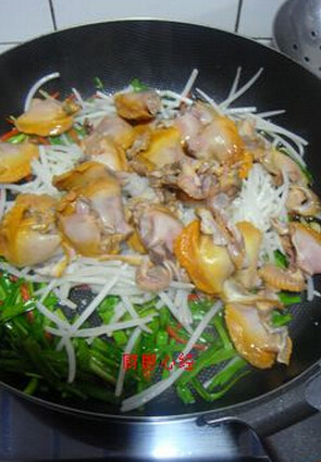 韭菜豆芽爆炒蛤蜊,锅中放<a style='color:red;display:inline-block;' href='/shicai/ 847'>香油</a>，爆香姜丝后，放入<a style='color:red;display:inline-block;' href='/shicai/ 2683'>豆芽菜</a>；<a style='color:red;display:inline-block;' href='/shicai/ 116'>韭菜</a>；蛤蜊