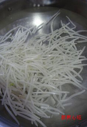 韭菜豆芽爆炒蛤蜊,锅中水开后放入盐；白醋；油，在放入豆芽，20秒后捞出备用