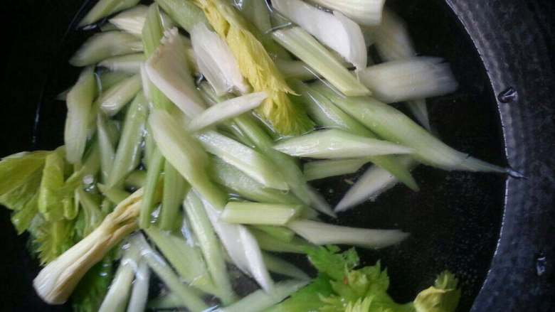 芹菜炒肉片,锅加2碗水洗开放芹菜下锅焯下水捞出