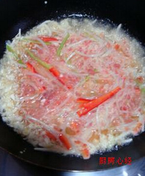桂花豆芽菜,锅中放油,爆香葱花,倒入蛋液,中小火炒熟即可