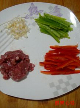 桂花豆芽菜,<a style='color:red;display:inline-block;' href='/shicai/ 523'>粉丝</a>也焯水备用,青红椒切丝;葱花;肉末备用