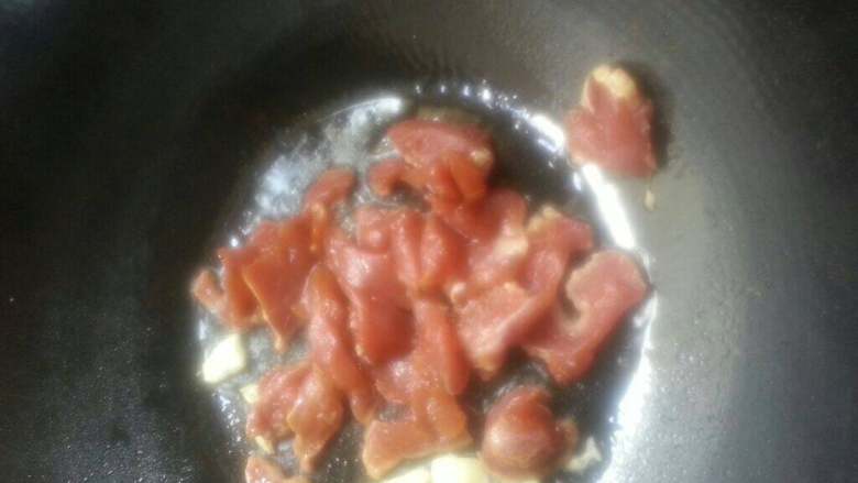 芹菜炒肉片,再放肉下锅翻炒至七成熟