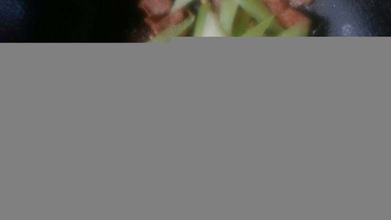 芹菜炒肉片,再加入菜翻下1小勺水加盖煮2分钟即可盛出。