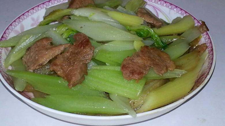 芹菜炒肉片,完成。