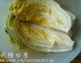 韩式辣白菜,大白菜去掉老帮洗净,切成2半或4半,内外均匀的抹上盐,腌约4个小时