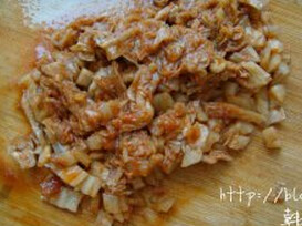 韩国辣白菜炒饭,五花肉、<a style='color:red;display:inline-block;' href='/shicai/ 131'>香菜</a>、辣白菜都切丁备用