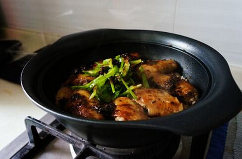 豉香辣翅煲仔饭,淋入煲仔中，盖盖中火焖至青椒略微变色，米饭吸饱汤汁，即可关火