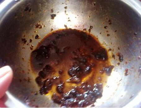 豉香辣翅煲仔饭,将腌鸡翅盆中剩余的佐料倒入煎鸡翅的锅中，
并加入适量的清水、<a style='color:red;display:inline-block;' href='/shicai/ 864'>蒸鱼豉油</a>、<a style='color:red;display:inline-block;' href='/shicai/ 847'>香油</a>混合均匀