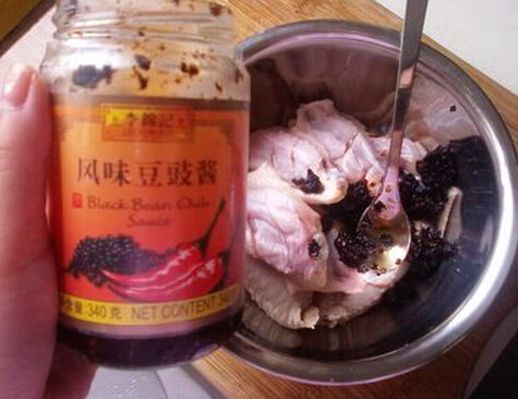 豉香辣翅煲仔饭,鸡翅放盆中，加2勺<a style='color:red;display:inline-block;' href='/shicai/ 694'>豆豉</a>酱、一勺<a style='color:red;display:inline-block;' href='/shicai/ 718'>料酒</a>、一勺<a style='color:red;display:inline-block;' href='/shicai/ 788'>生抽</a>、半勺盐。抓均后腌制半小时到一小时