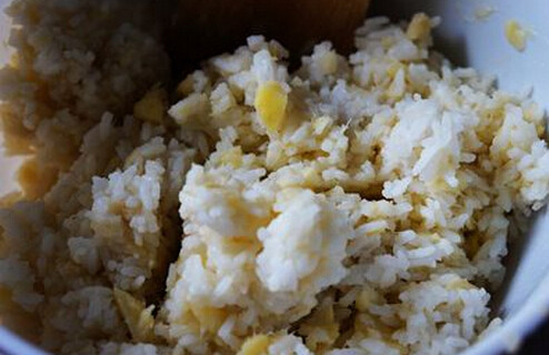 榴莲饭团,将生榴莲肉炒成干糊状后,加到剩饭中拌均匀