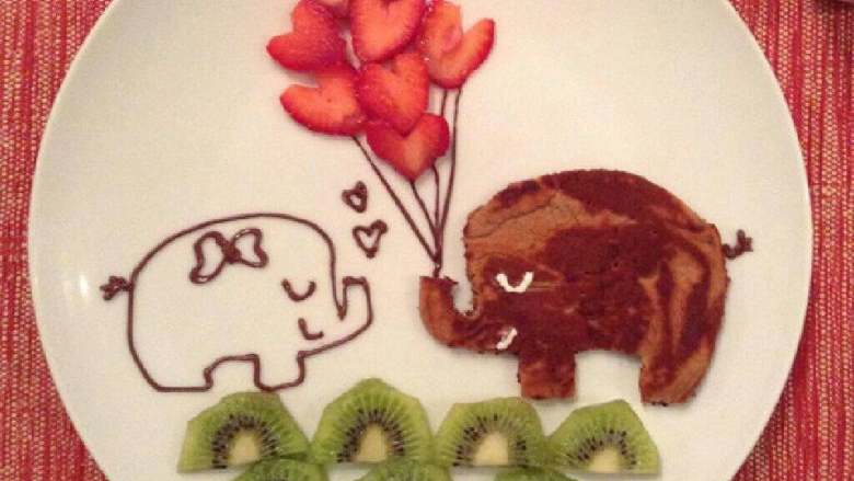 爱心水果餐（转裁）,谈恋爱的两只小象