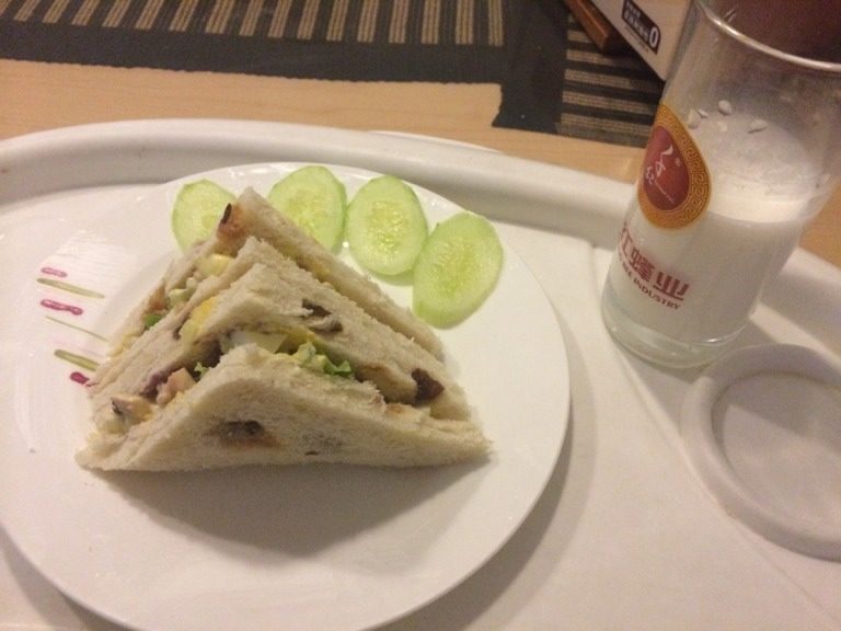 鸡蛋火腿黄瓜三明治
