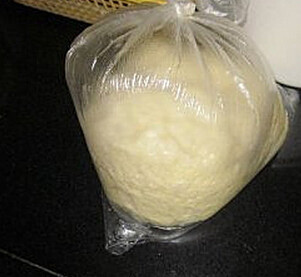 红糖核桃桂圆吐司,高筋面粉200g,加上纯牛奶120ml,鸡蛋1个,酵母2g,揉成面团,放温暖处发至3倍大