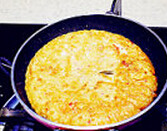 泡菜煎饼,面糊放油锅煎至两面金黄后出锅