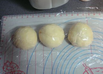 椰蓉吐司,后油法将面团所有材料揉至完全阶段并发酵,发酵好的面团排气分三份滚圆松驰10分钟