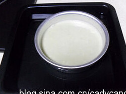 戈根索拉坚果乳酪蛋糕 ,将奶酪糊倒入模具放入烤盘中,烤盘中加入3厘米的热水,不要没过模具