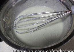 戈根索拉坚果乳酪蛋糕 ,再倒入细砂糖和奶油,搅拌均匀,充分的混合