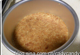 戈根索拉坚果乳酪蛋糕 ,搅拌均匀倒入铺上烘焙纸的模具压紧放冰箱冷藏