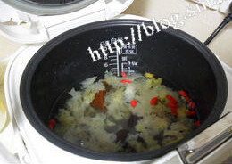 皂角米红枣银耳羹 ,所有材料加入电饭煲放入水，设定到煲汤功能设定好时间，煮1小时左右，喜欢粘稠点再煮半小时。