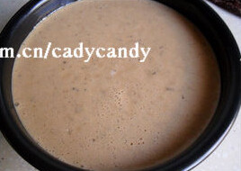 伯爵红茶乳酪蛋糕 ,倒入模具放入预热好的烤箱,180度15分钟,融化170度25分钟,表面上色即可