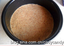 伯爵红茶乳酪蛋糕 ,倒入铺好烘焙纸的模具中压紧,放入冰箱备用