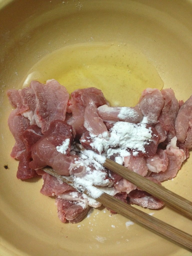 水煮肉片,如图肉切成薄片，加入小许淀粉，蛋清，搅拌均匀待用