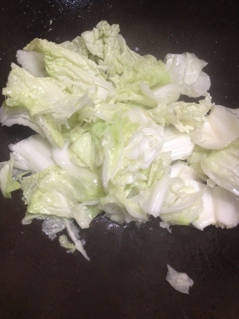 水煮肉片,如图先将白菜炒软备用