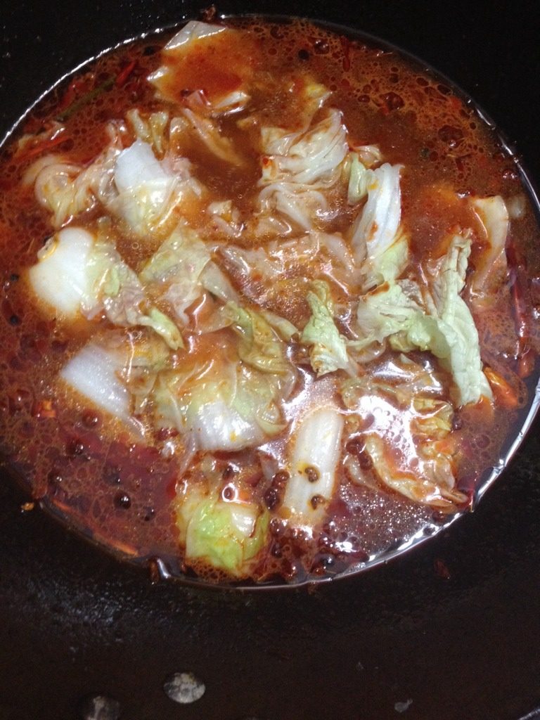 水煮肉片,如图加入水，将白菜倒里