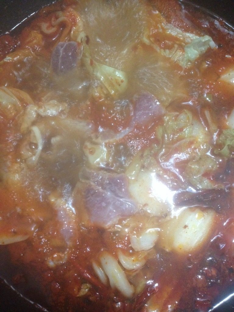 水煮肉片,如图开锅后，将味好的肉片，逐个下入锅中，两分钟差不多，盛出