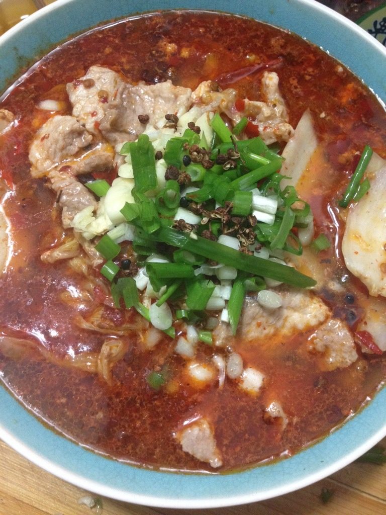 水煮肉片,如图上面放上，花椒，大蒜，香葱