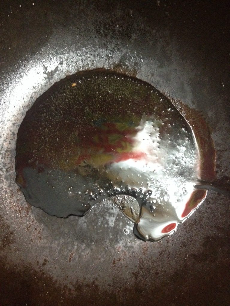 水煮肉片,如图锅里倒入一点油，烧热